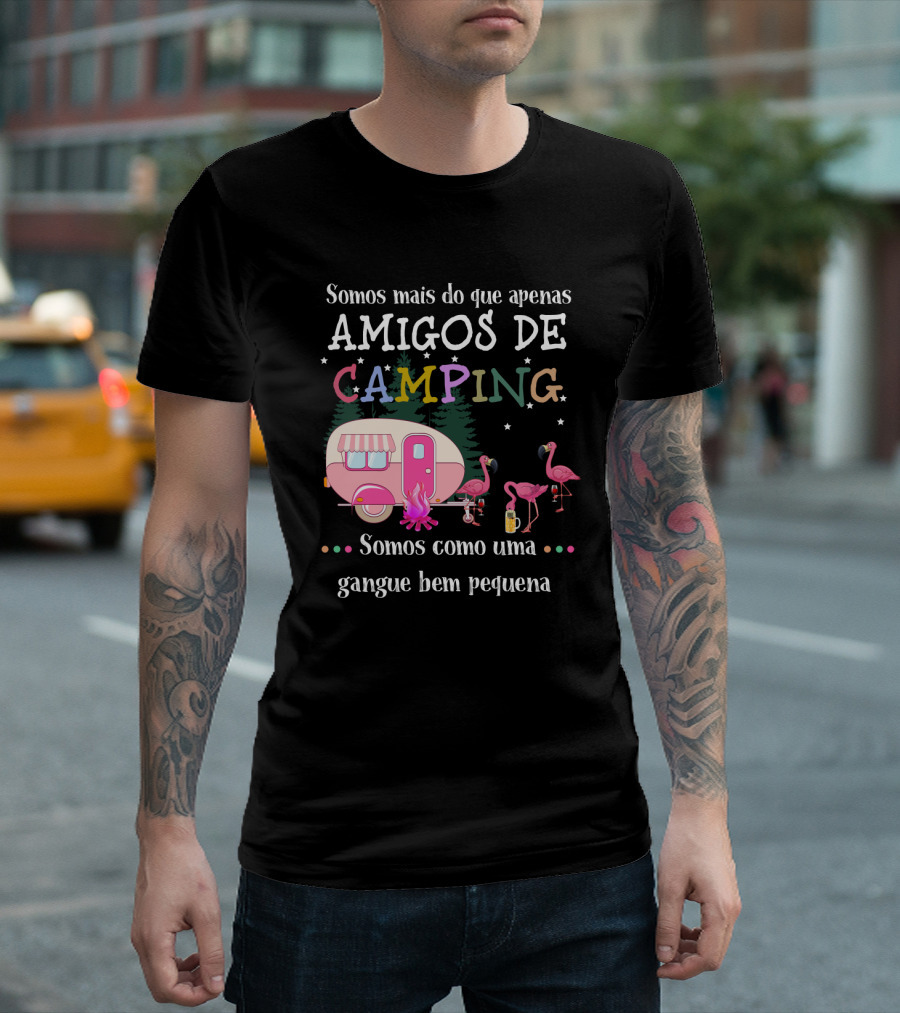 Somos Mais do que Apenas Amigos de Camping Somos como uma Gangue Bem Pequena Flamingo Caravana Estrelas Fogueira T-Shirt
