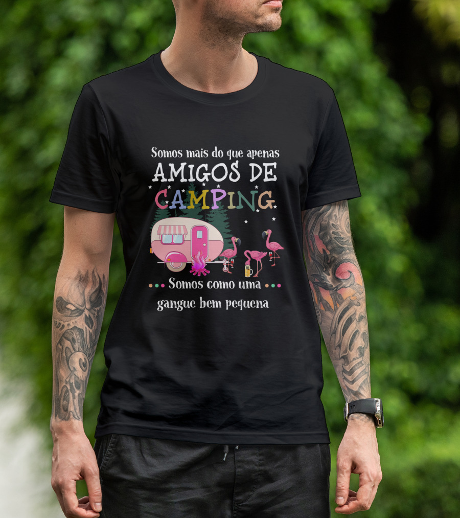 Somos Mais Do Que Apenas Amigos De Camping Somos Como Uma Gangue Bem Pequena Flamingo Caravana Estrelas Fogueira T-Shirt