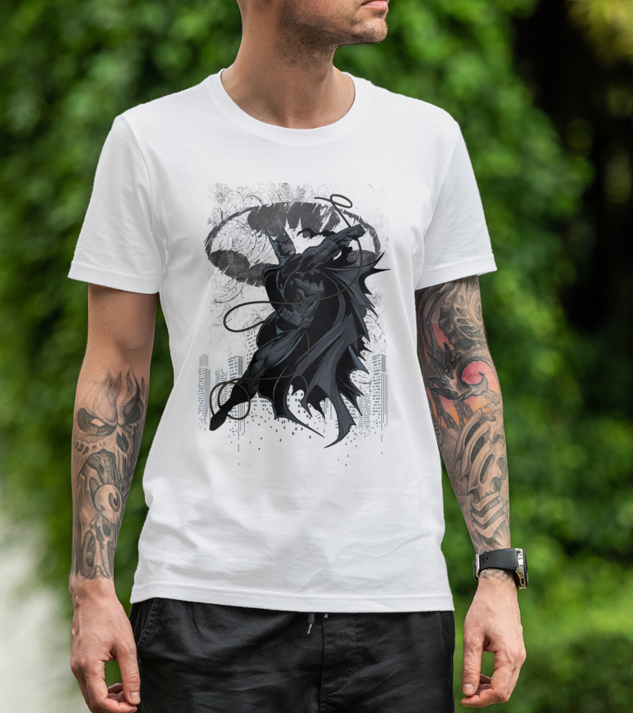 Batman Gotham City Skyline Swinging Noir T-Shirt