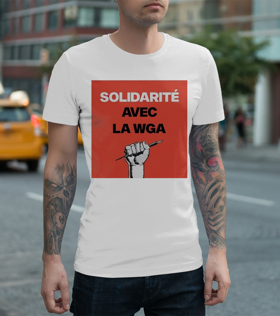 SOLIDARITÉ AVEC LA WGA Raised Fist Holding Pen T-Shirt