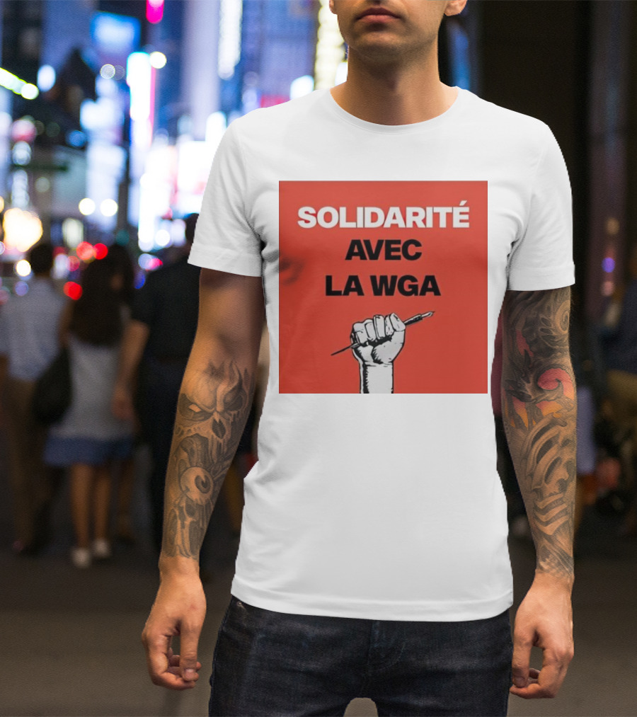 SOLIDARITÉ AVEC LA WGA Raised Fist Holding Pen T-Shirt
