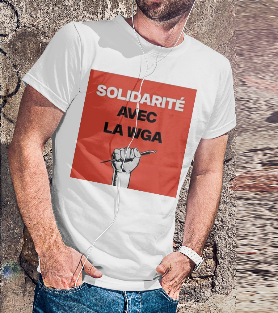 SOLIDARITÉ AVEC LA WGA Raised Fist Holding Pen T-Shirt