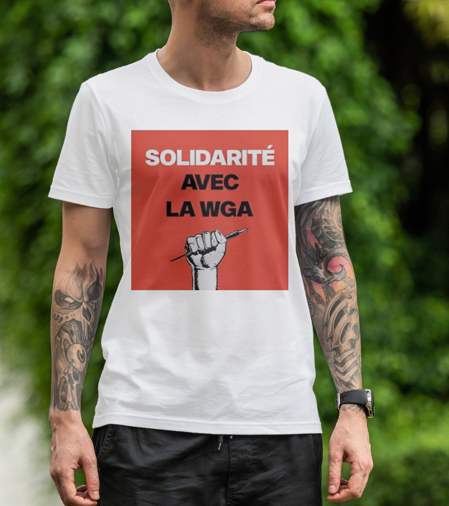 SOLIDARITÉ AVEC LA WGA Raised Fist Holding Pen T-Shirt