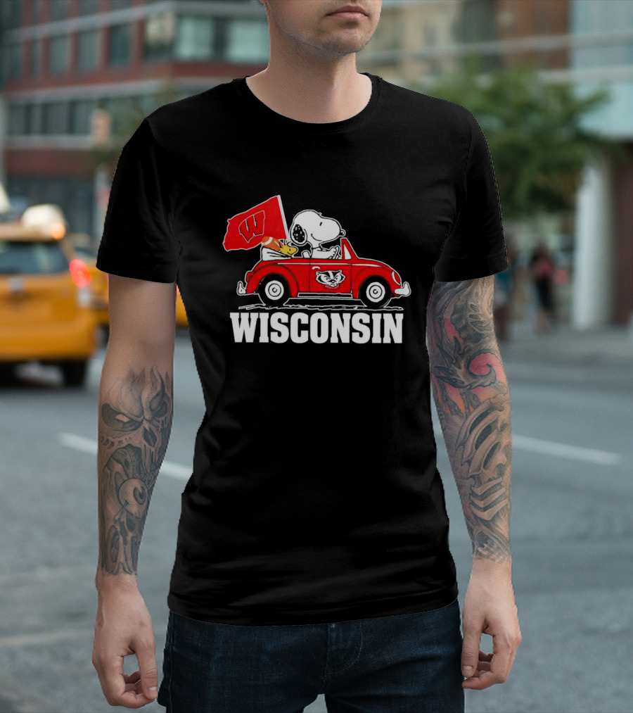 Snoopy And Woodstock In Red Car With Wisconsin Flag And Wisconsin Badgers T-Shirt