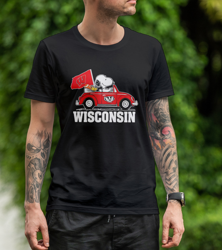 Snoopy And Woodstock In Red Car With Wisconsin Flag And Wisconsin Badgers T-Shirt