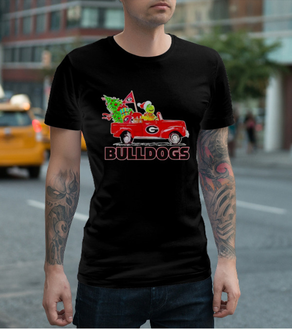 Grinch Driving Red Car With Dog Christmas Tree Gifts Georgia Bulldogs T-Shirt