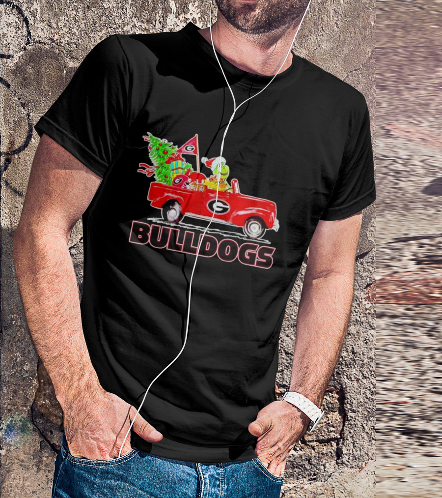 Grinch Driving Red Car With Dog Christmas Tree Gifts Georgia Bulldogs T-Shirt