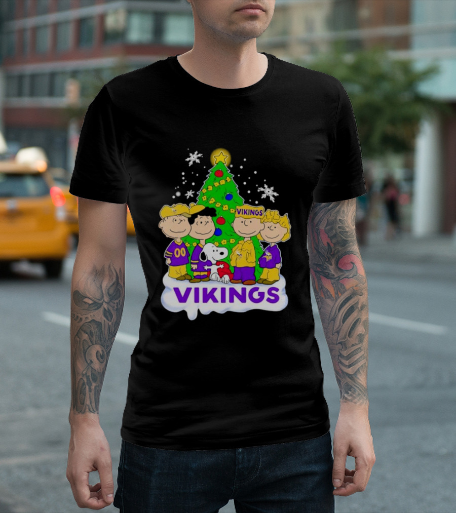 Minnesota Vikings Peanuts Characters Christmas Tree T-Shirt