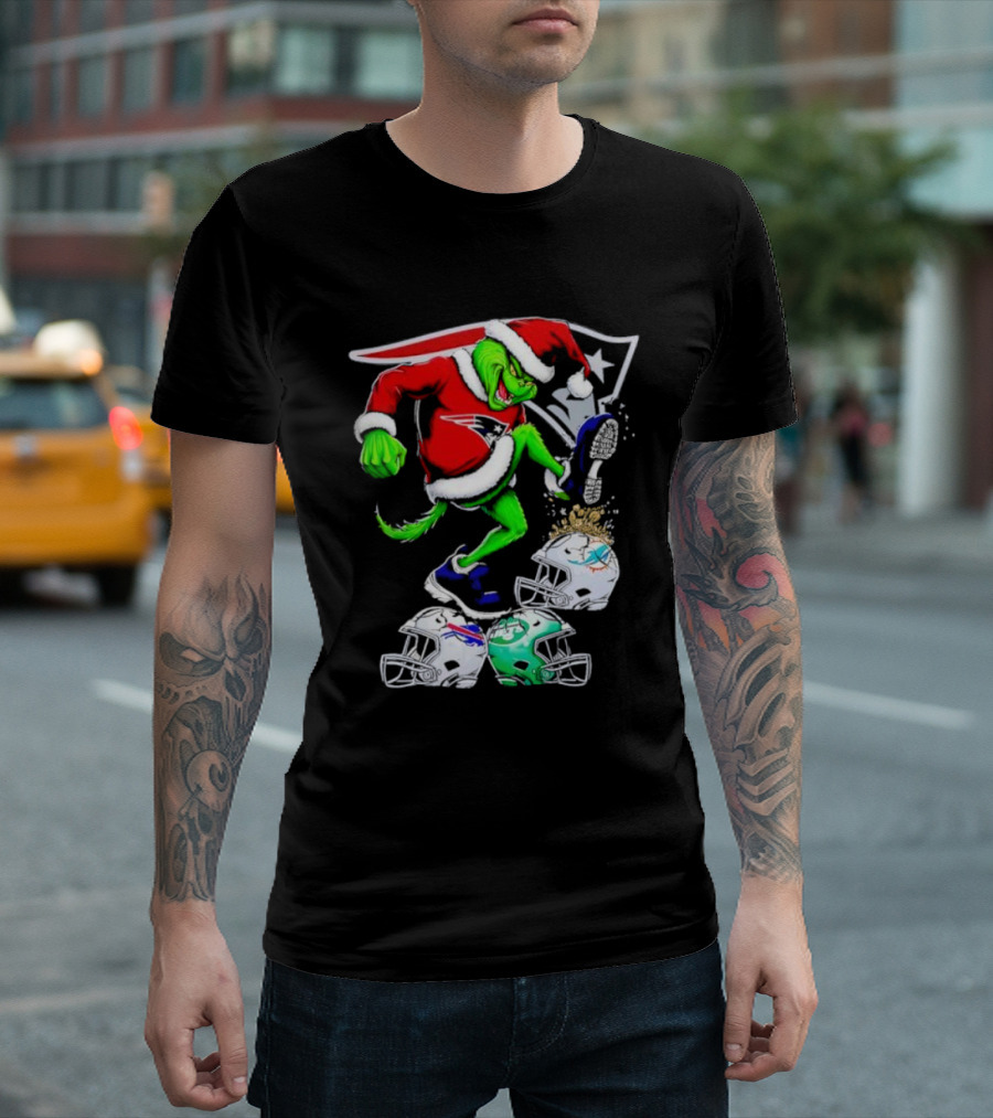 New England Patriots Santa Grinch Stomp on NFL Team Helmets Funny Christmas T-Shirt