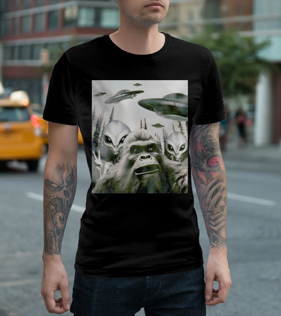 Bigfoot Aliens Selfie UFO Forest Adventure T-Shirt