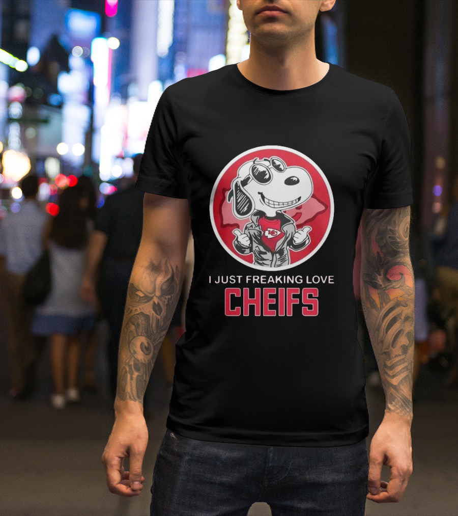 Kansas City Chiefs Snoopy I Just Freaking Love Chiefs T-Shirt