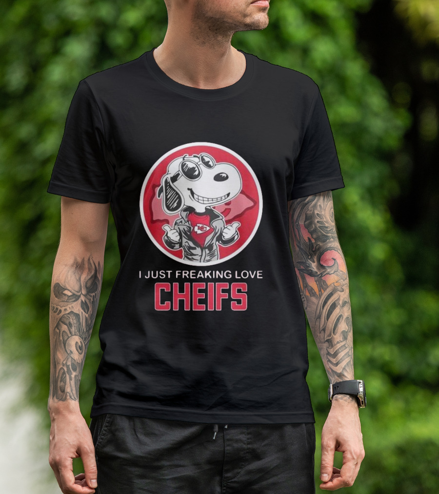 Kansas City Chiefs Snoopy I Just Freaking Love Chiefs T-Shirt
