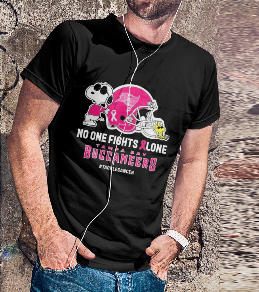 Snoopy And Woodstock No One Fights Alone Tampa Bay Buccaneers #Tacklecancer Pink Helmet T-Shirt