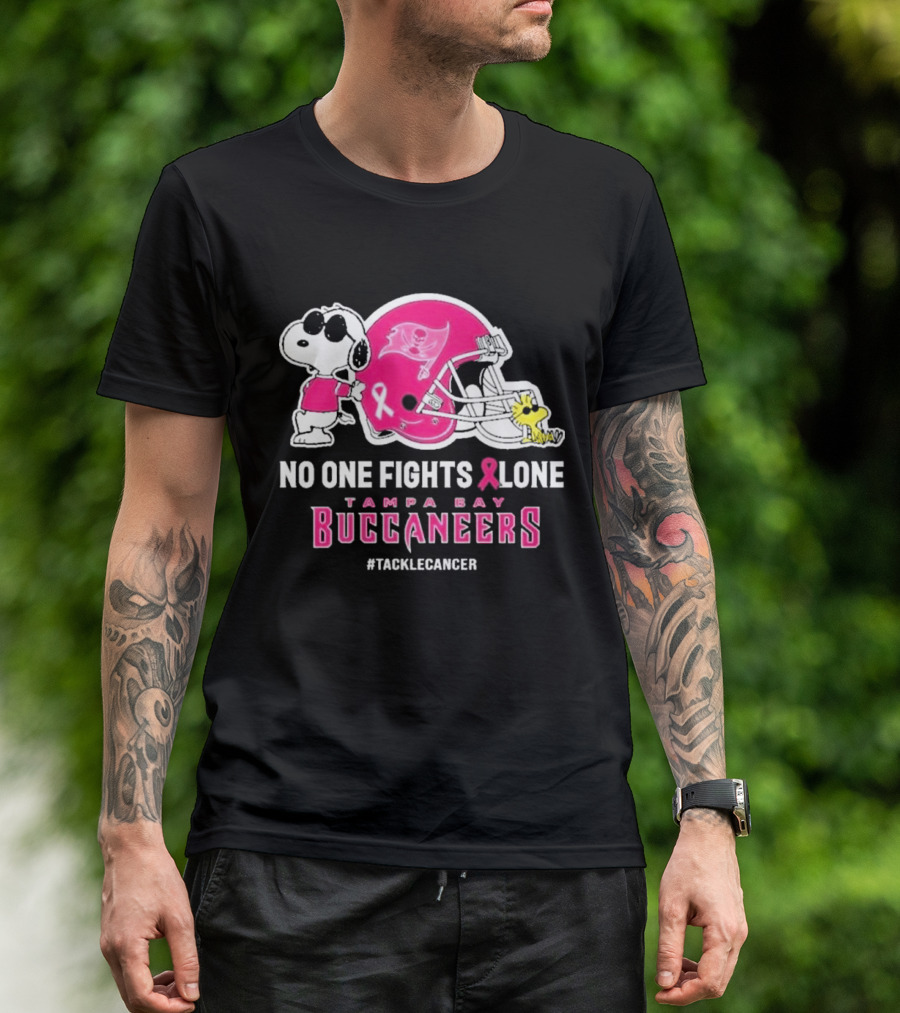Snoopy And Woodstock No One Fights Alone Tampa Bay Buccaneers #Tacklecancer Pink Helmet T-Shirt