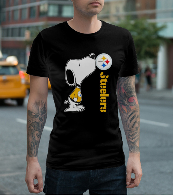 Snoopy Steelers Football Logo Kiss T-Shirt