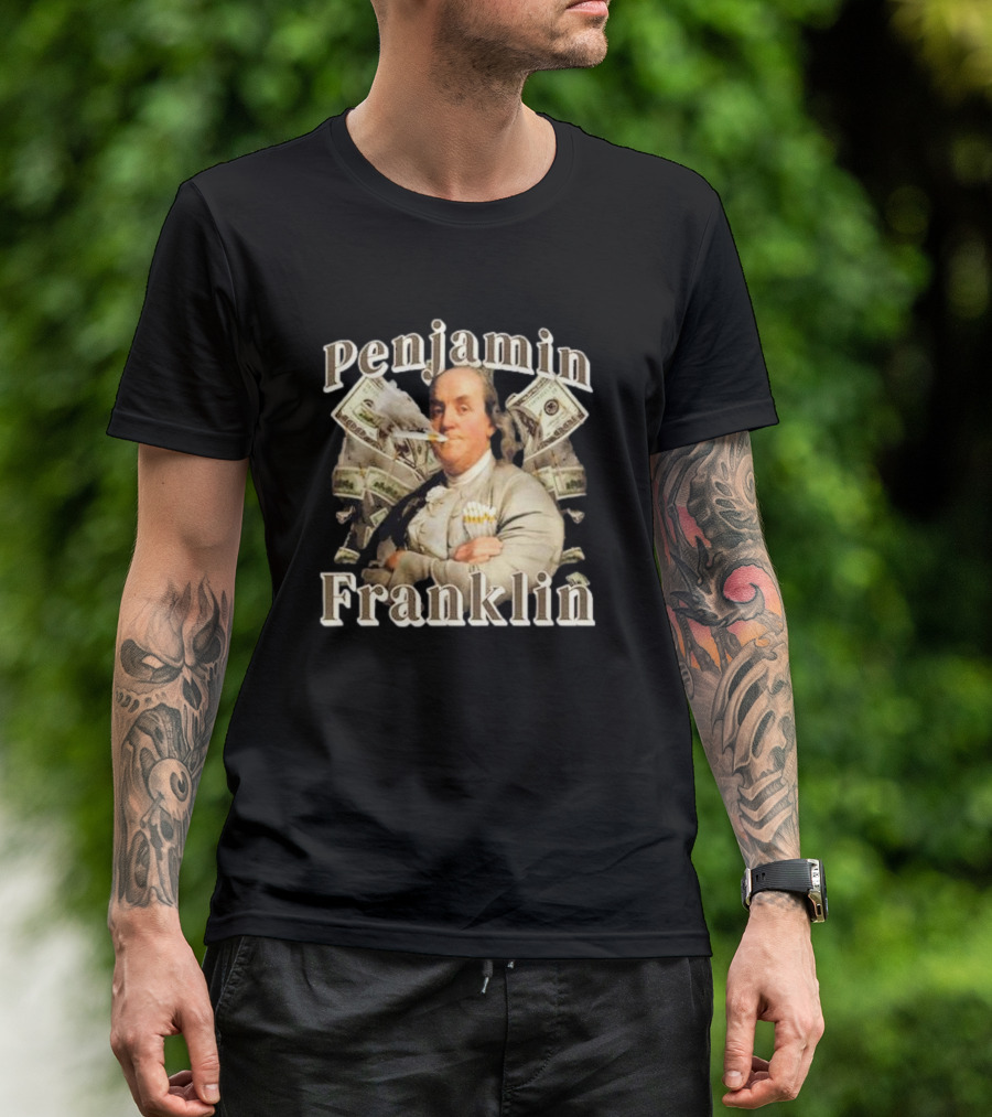 Penjamin Franklin Smoking Dollars Bills In Background T-Shirt