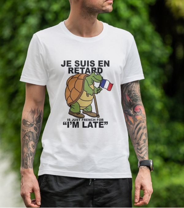 Je Suis En Retard Turtle Holding French Flag I’m Late T-Shirt