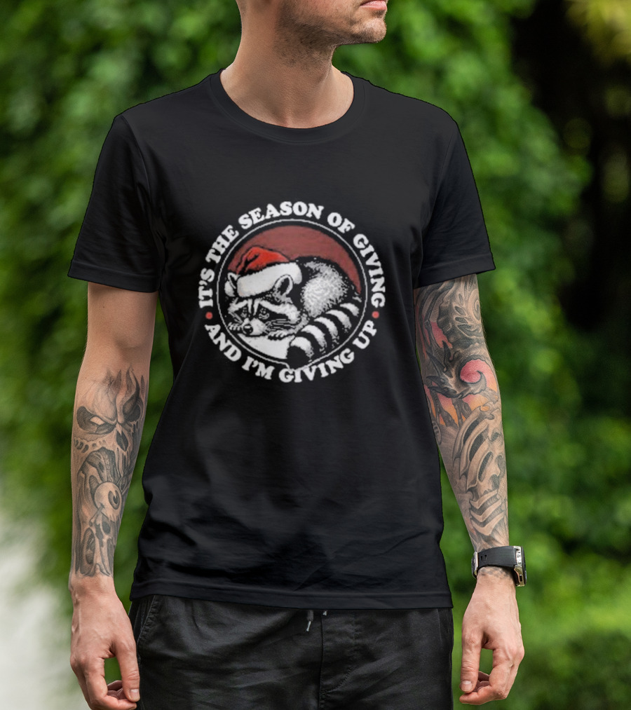 It's The Season Of Giving And I'm Giving Up Raccoon Christmas Santa Hat T-Shirt