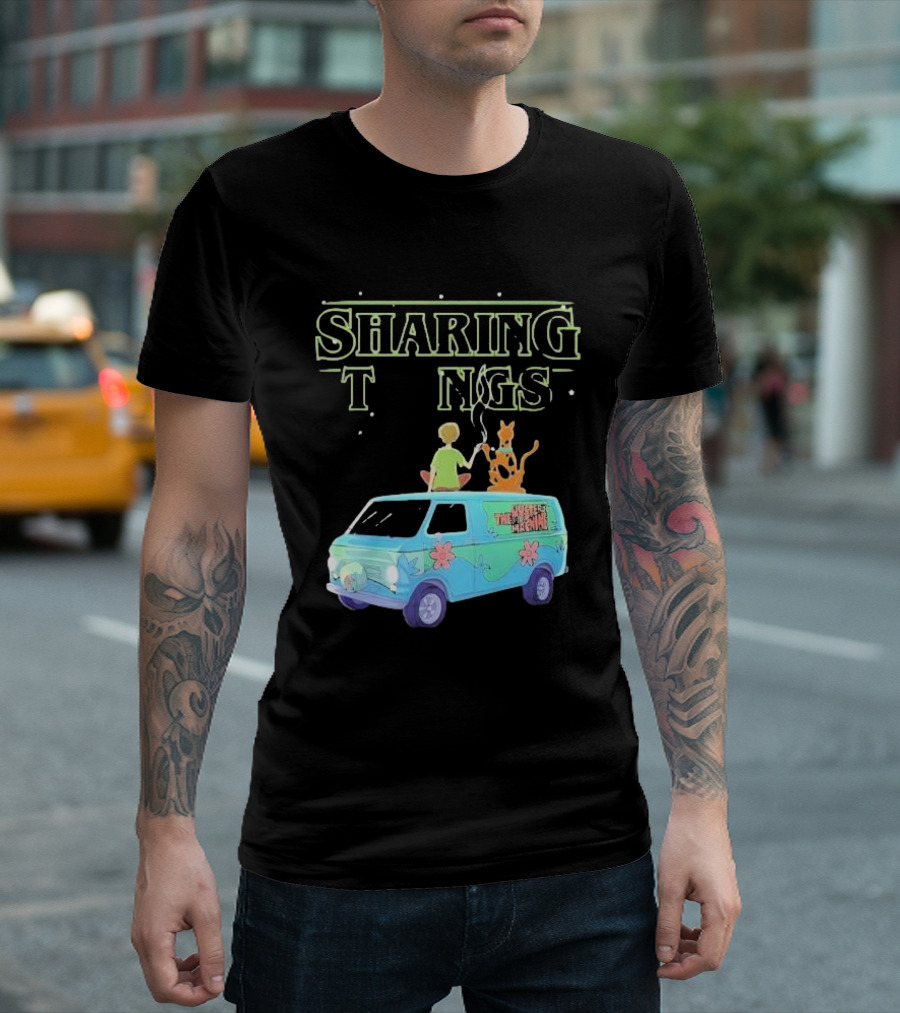 Scooby Doo Sharing Tings With Mystery Machine T-Shirt