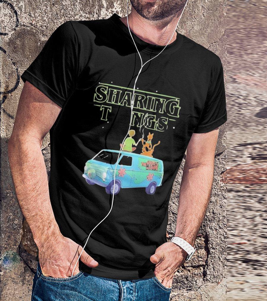 Scooby Doo Sharing Tings With Mystery Machine T-Shirt