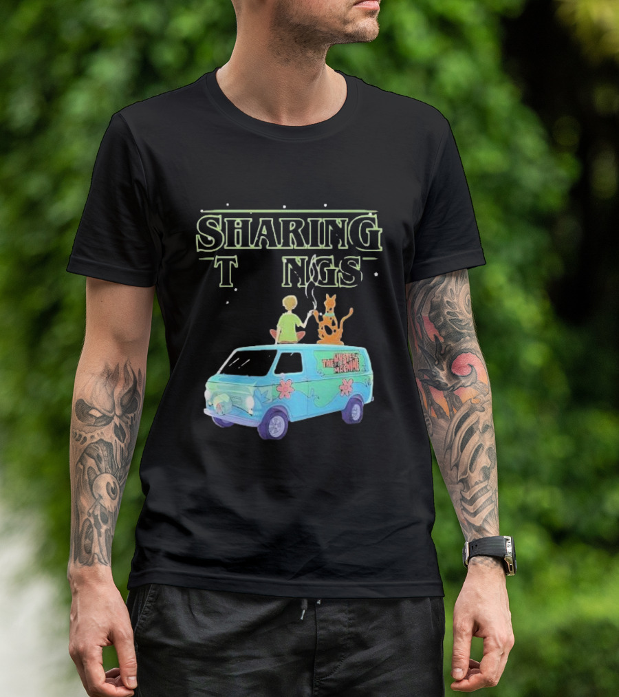 Scooby Doo Sharing Tings With Mystery Machine T-Shirt