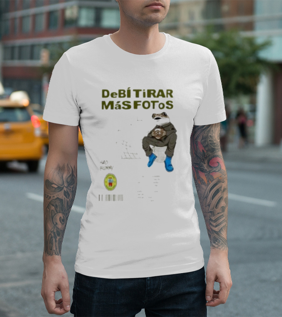 DeBI TiRAR MaS FOToS Bad Bunny 2025 Frog Sitting Blue Boots T-Shirt