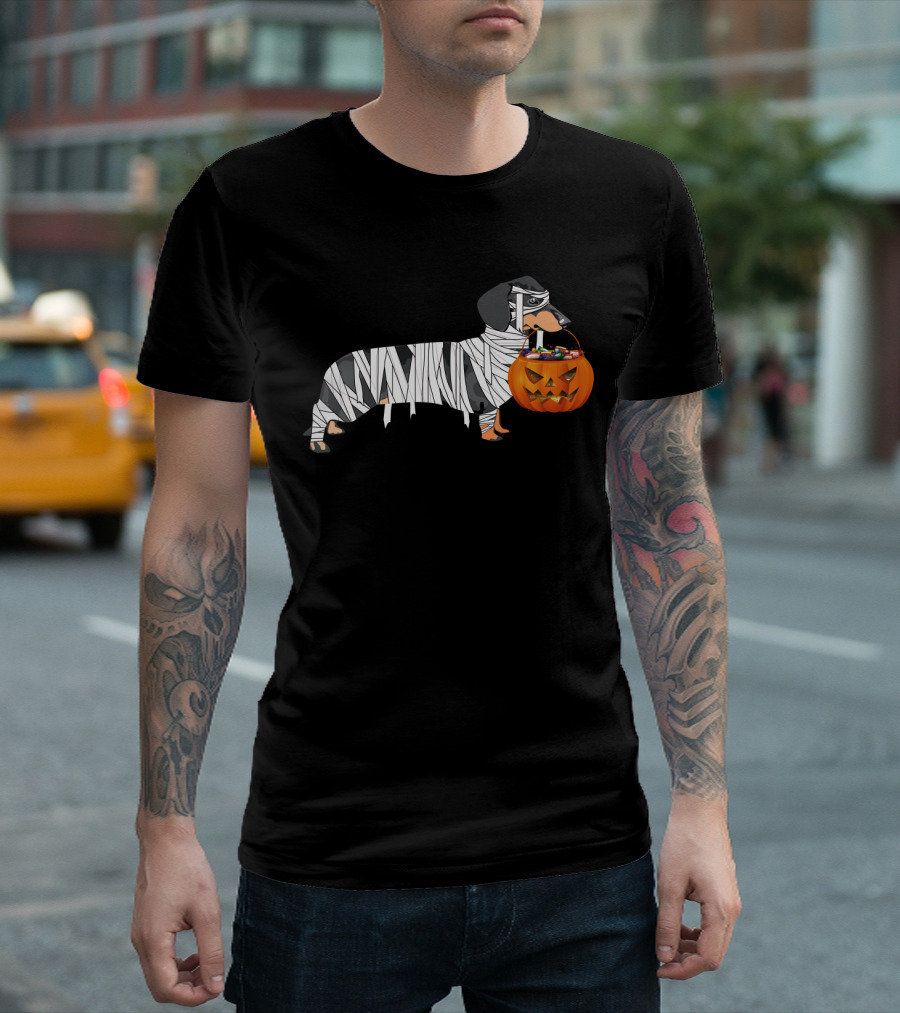 Halloween Pumpkin Mummy Dachshund With Trick-or-Treat Jack-o'-Lantern T-Shirt