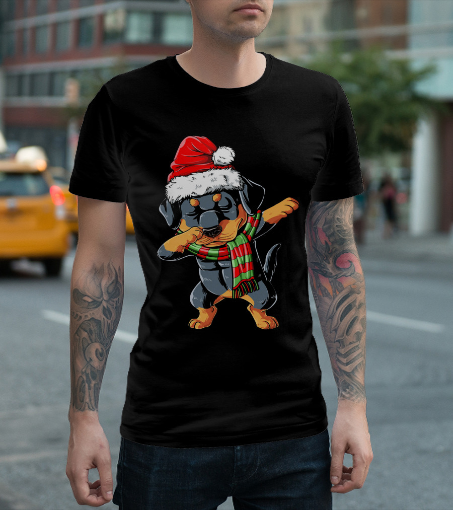 Dabbing Rottweiler Santa With Christmas Hat And Scarf T-Shirt