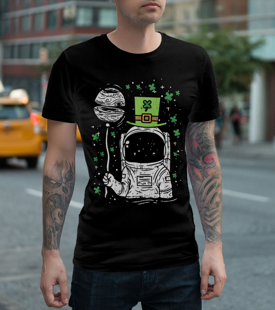 Irish Astronaut Holding Planet Balloon With Shamrocks And St Patrick's Hat T-Shirt