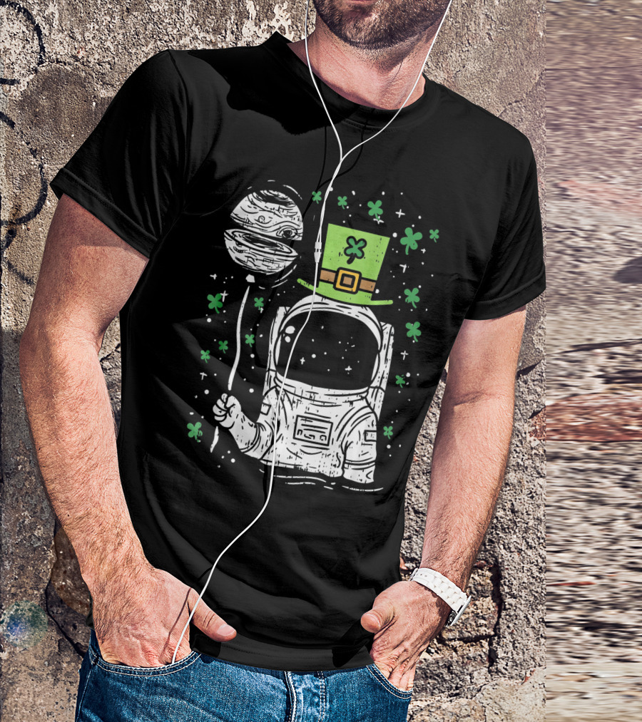 Irish Astronaut Holding Planet Balloon With Shamrocks And St Patrick's Hat T-Shirt