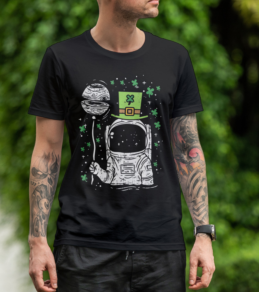 Irish Astronaut Holding Planet Balloon With Shamrocks And St Patrick's Hat T-Shirt