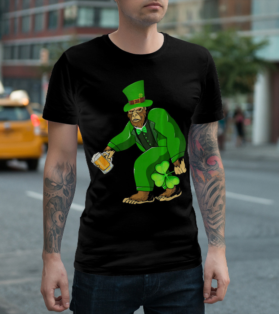 Big Foot Funny Bear Leprechaun Holding Beer and Shamrock in Green Suit T-Shirt