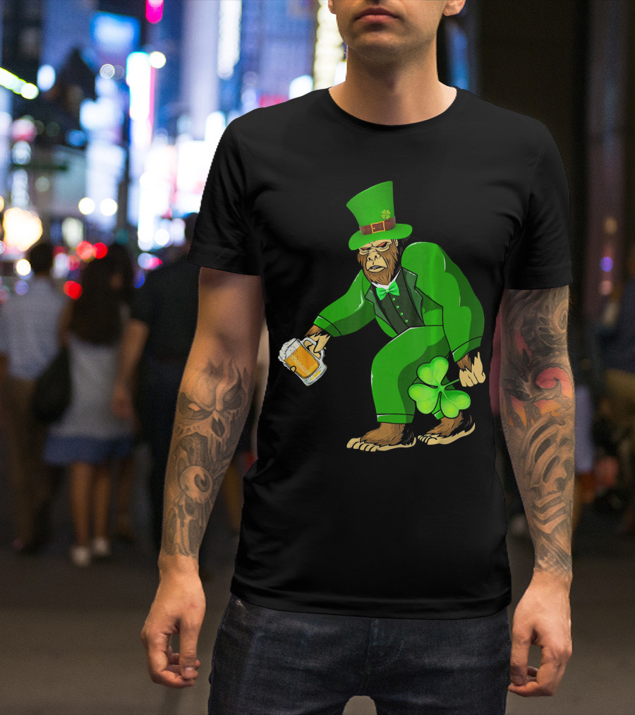 Big Foot Funny Bear Leprechaun Holding Beer And Shamrock In Green Suit T-Shirt