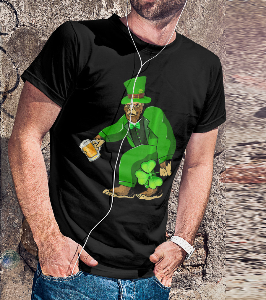 Big Foot Funny Bear Leprechaun Holding Beer And Shamrock In Green Suit T-Shirt
