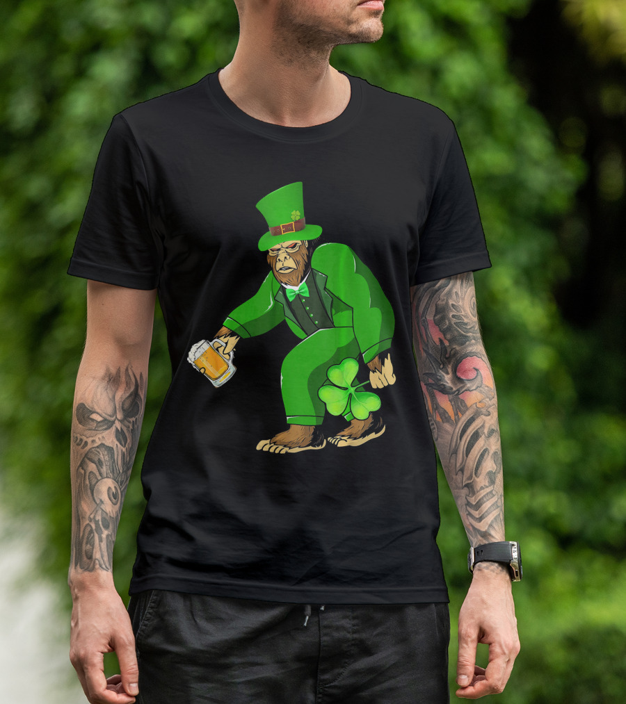 Big Foot Funny Bear Leprechaun Holding Beer And Shamrock In Green Suit T-Shirt