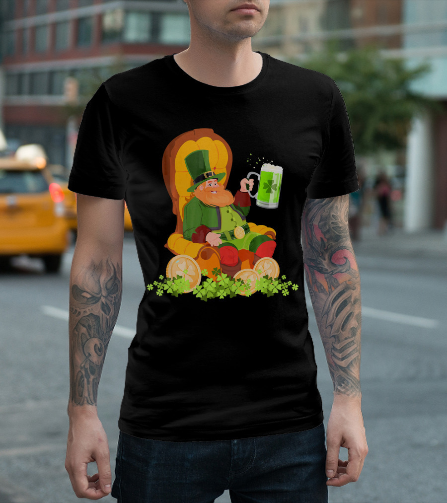 Leprechaun on Throne with Beer and Shamrocks St Patrick's Day T-Shirt