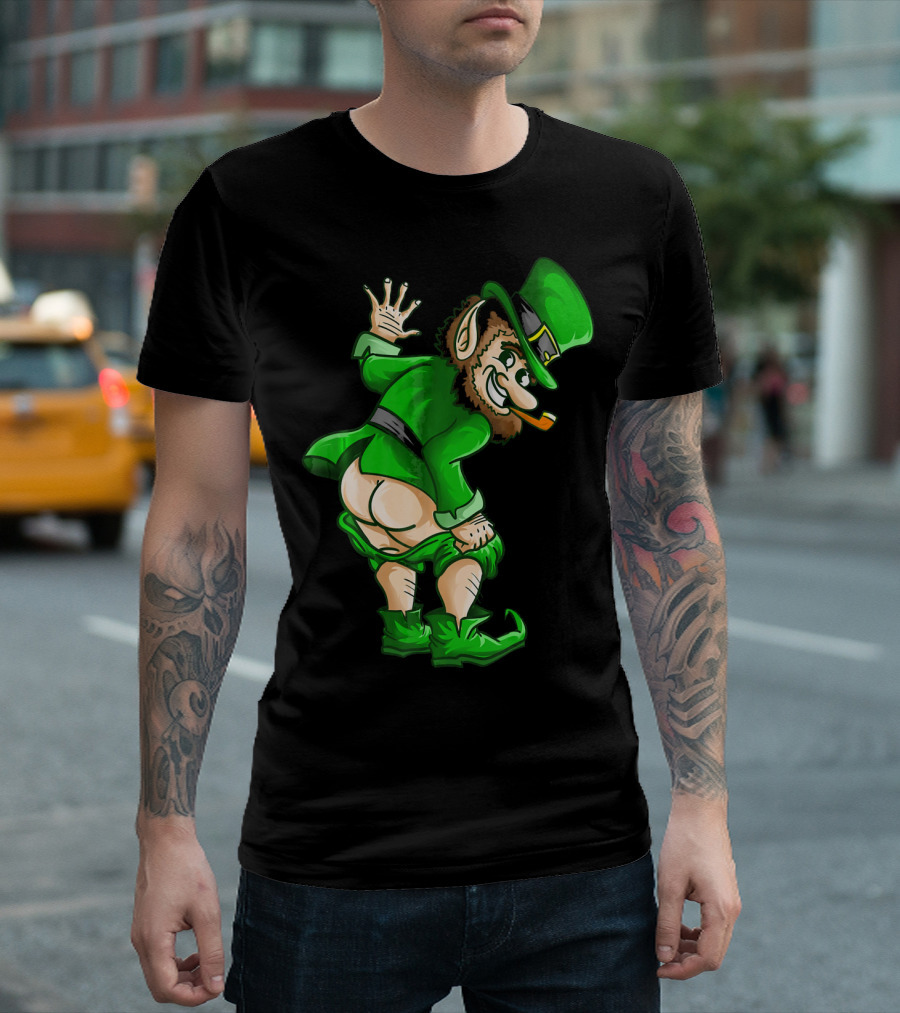 Mooning Leprechaun Mischievous Green Outfit Smoking Pipe T-Shirt