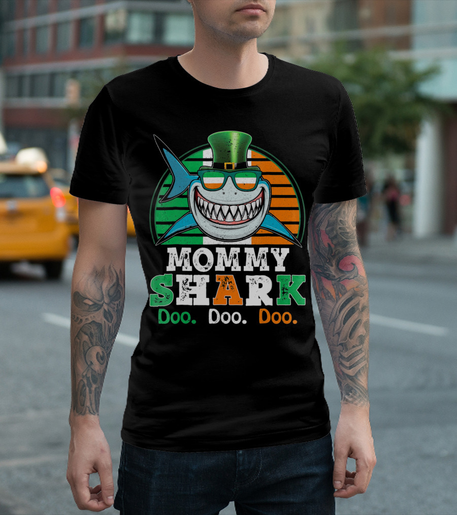 Mommy Shark Doo Doo Doo Funny St. Patrick's Day with Irish Colors and Leprechaun Hat T-Shirt