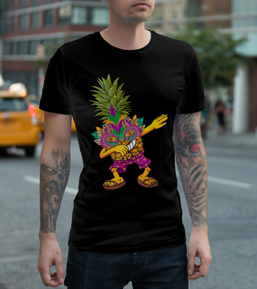 Funny Pineapple Wearing Mardi Gras Mask Dabbing Pose T-Shirt