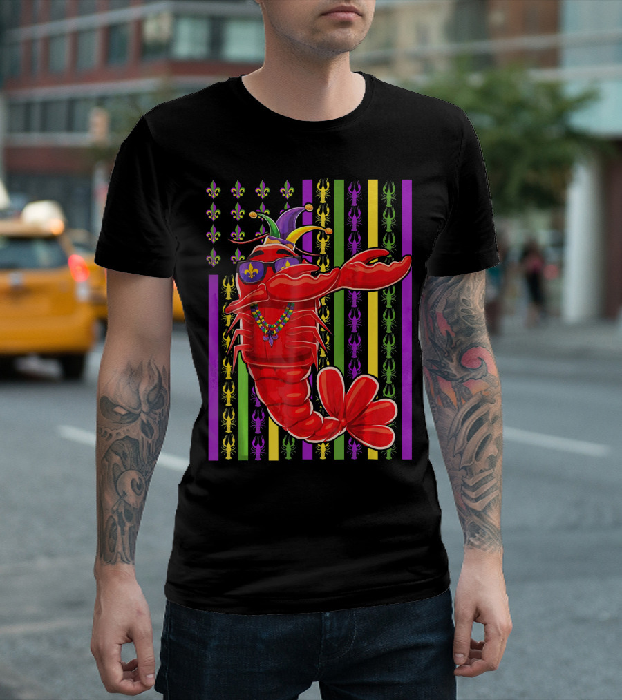 Funny Mardi Gras Crawfish Dabbing Americ Jester Hat Beads Fleur-de-Lis Stripes T-Shirt
