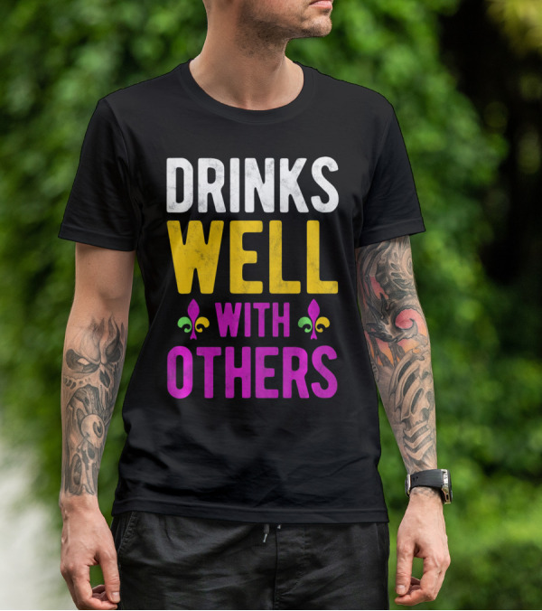 Drinks Well With Others Mardi Gras Fleur-de-Lis Symbols T-Shirt