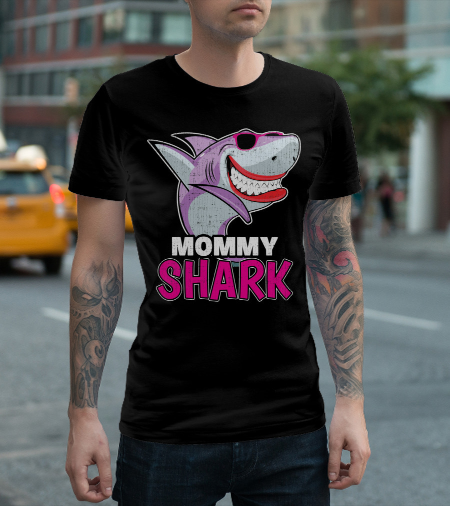Mommy Shark Dabbing Stylish Sunglasses Fun T-Shirt
