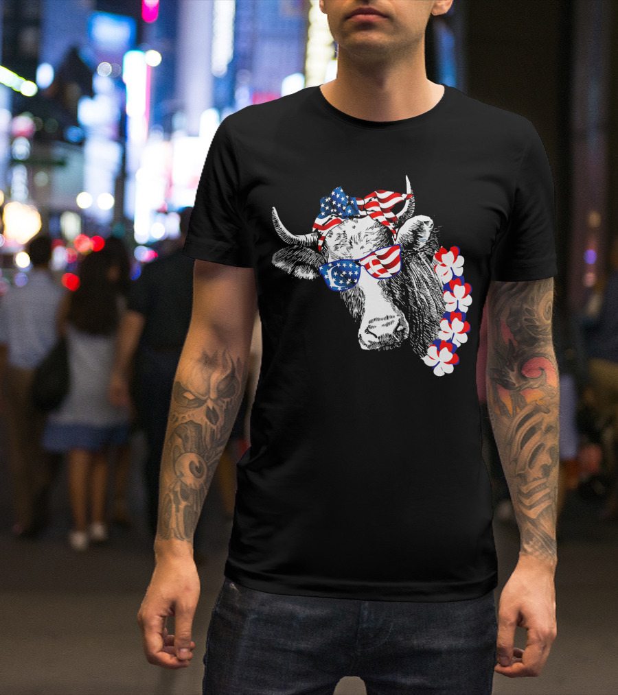 Patriotic Cow With American Flag Sunglasses And Bow For 4th Of July Celebrations T-Shirt