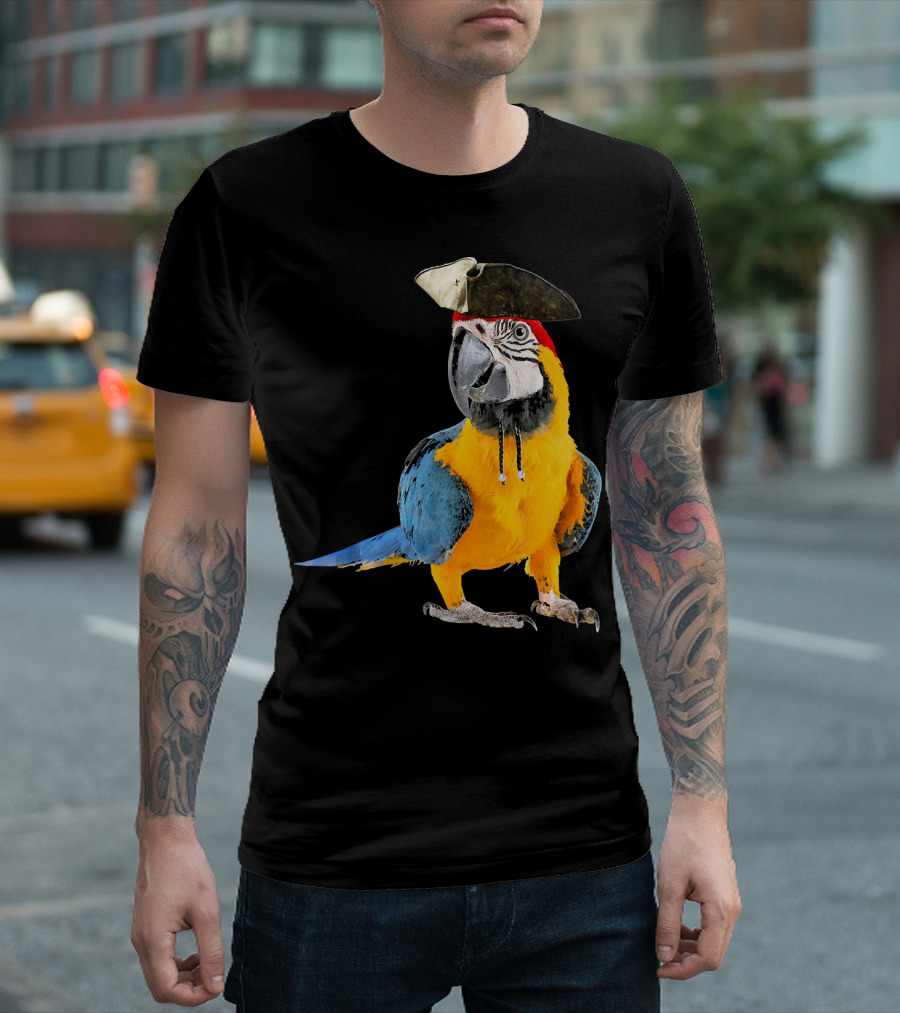 Parrot Of The Caribbean Bird Pirate Hall Macaw with Tricorn Hat T-Shirt