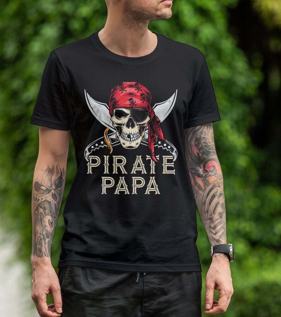 Pirate Papa Skull Bandana Crossed Knives Jolly Roger Flag Dad T-Shirt