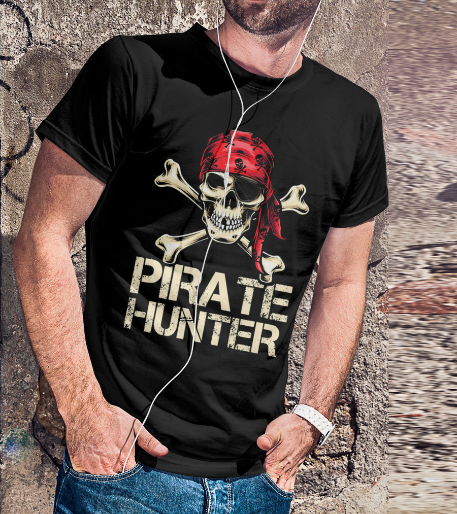 PIRATE HUNTER Funny Birthday Skull Crossbones Red Bandana T-Shirt