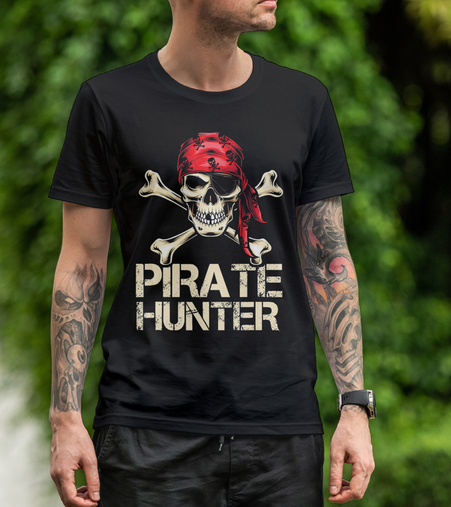 PIRATE HUNTER Funny Birthday Skull Crossbones Red Bandana T-Shirt