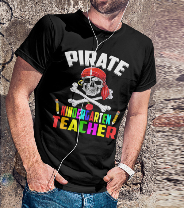 PIRATE KINDERGARTEN TEACHER Skull Crossbones Pencils Apple T-Shirt
