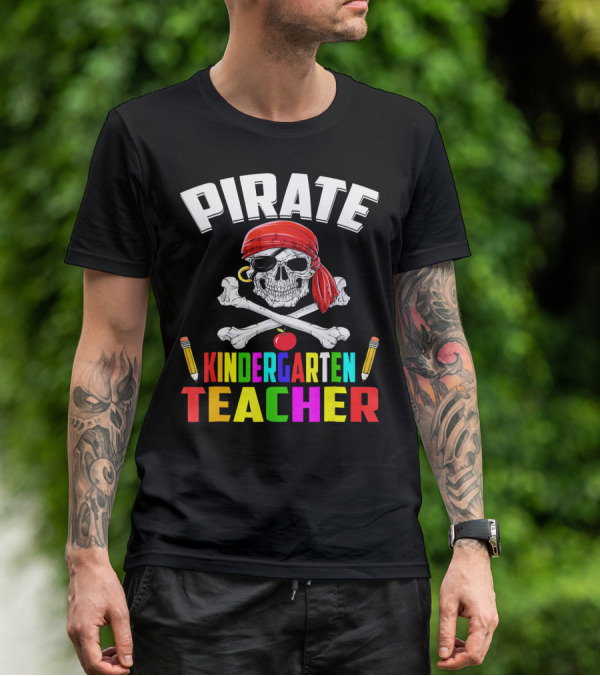 PIRATE KINDERGARTEN TEACHER Skull Crossbones Pencils Apple T-Shirt