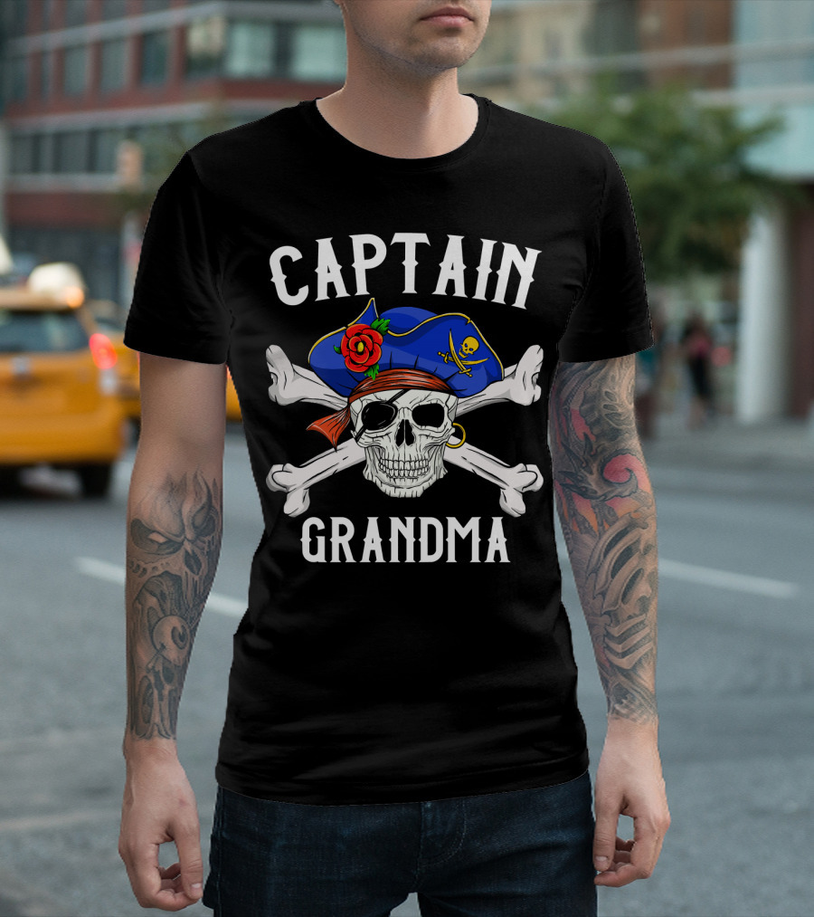 Captain Grandma Funny Pirate Skull Crossbones T-Shirt